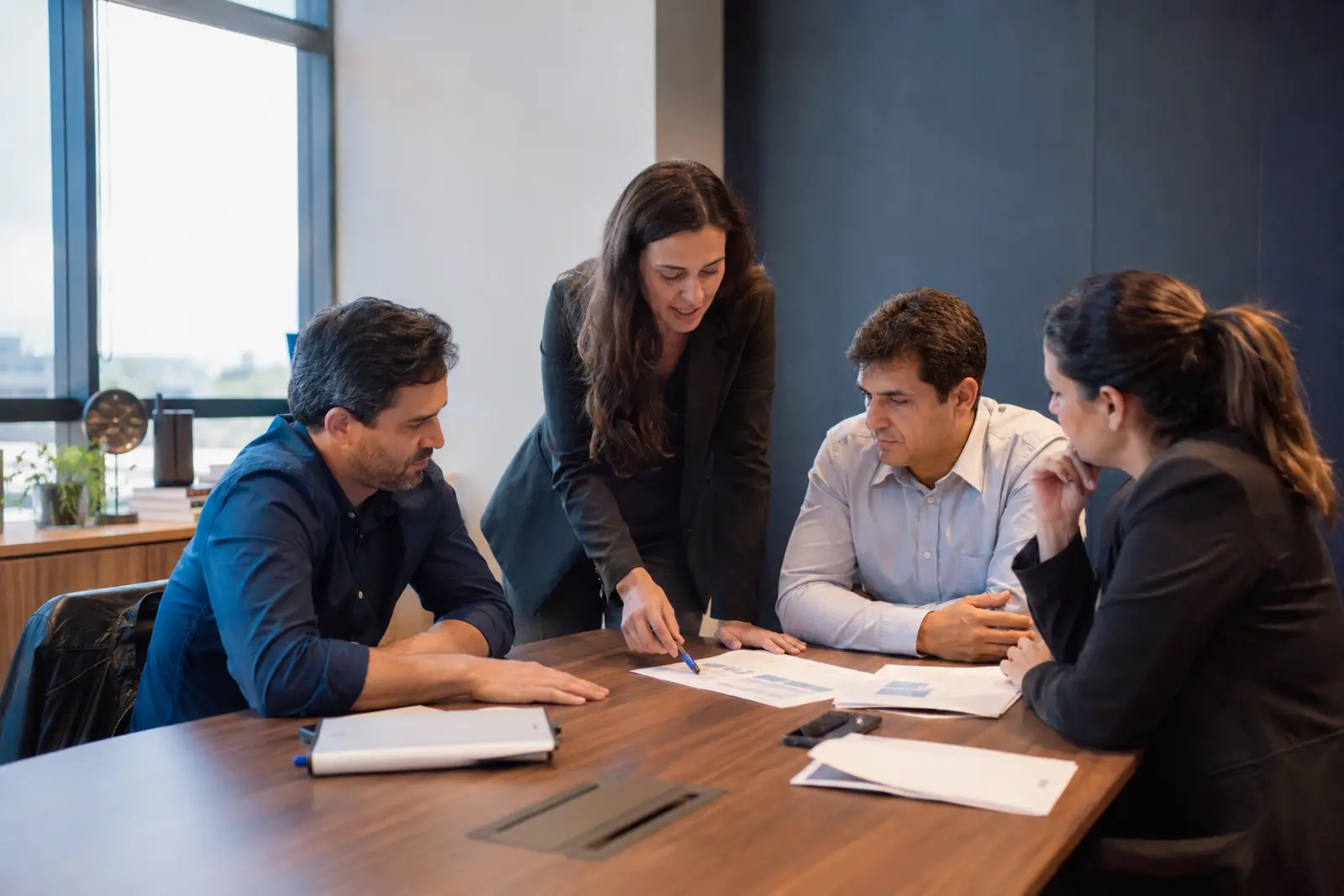 Consultoria em reunião estratégica com gestores