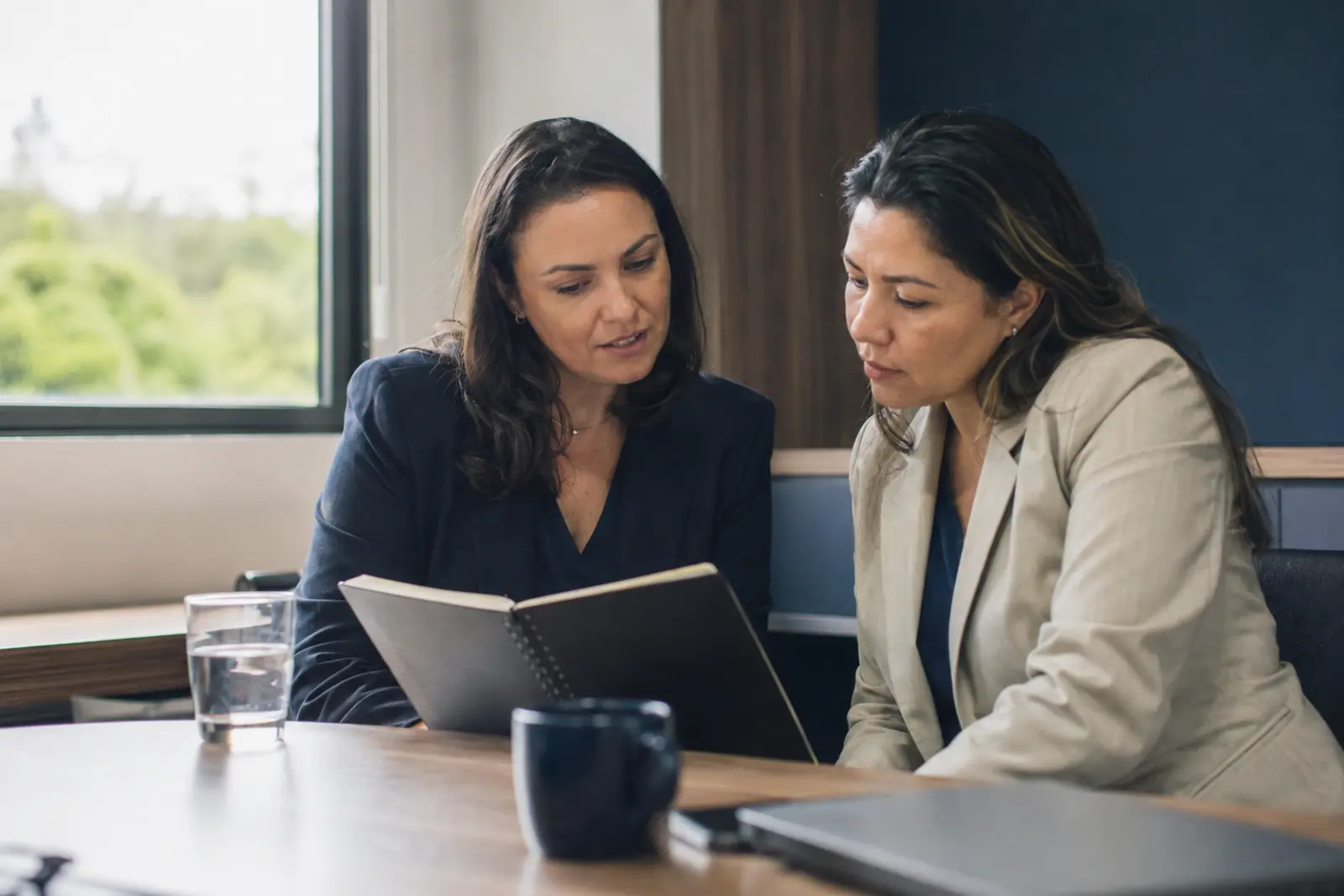 Consultora conversando de forma próxima com uma gestora